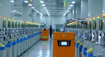 智能机器人配合,每天生产1.8亿颗器件!这家企业跑出信阳发展新速度!